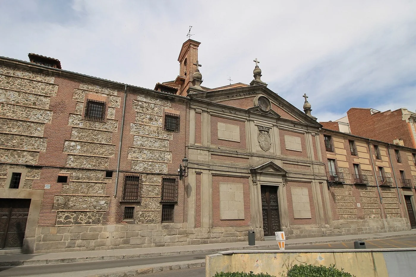 La fachada del monasterio en la Plaza de las Descalzas. La taquilla está tras esa puerta