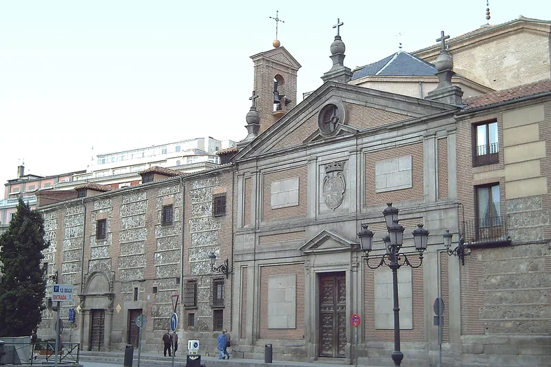 La fachada principal del monasterio vista desde la Plaza de las Descalzas