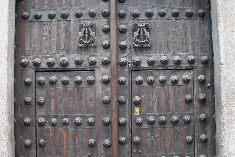 La puerta de madera claveteada por la que casi todos pasan de largo