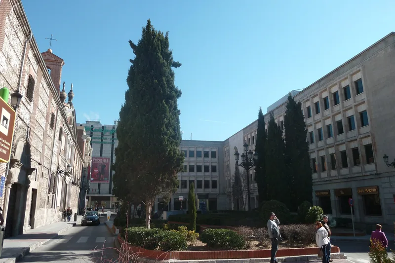 La Plaza de las Descalzas, la pequeña plaza donde se alza el monasterio