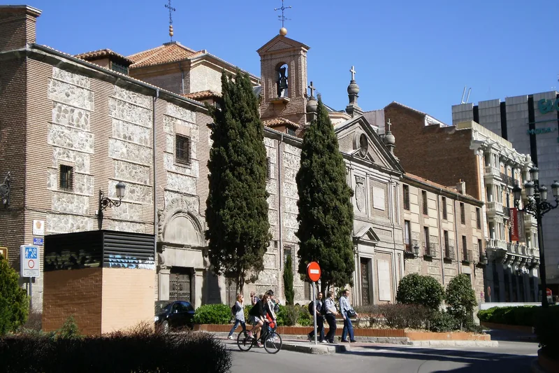 El largo muro del convento que recorre un lateral de la plaza