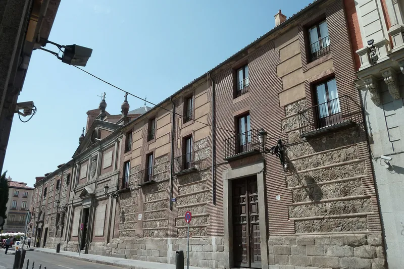El sobrio lado suroeste de ladrillo del monasterio